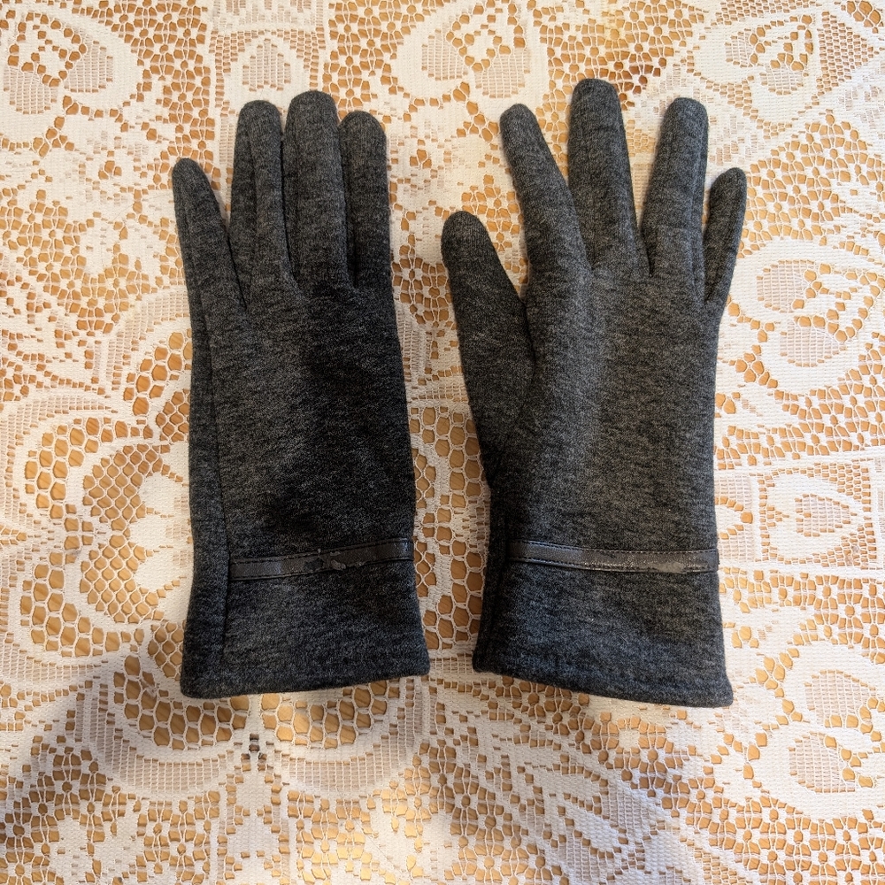 Gray Knit Gloves